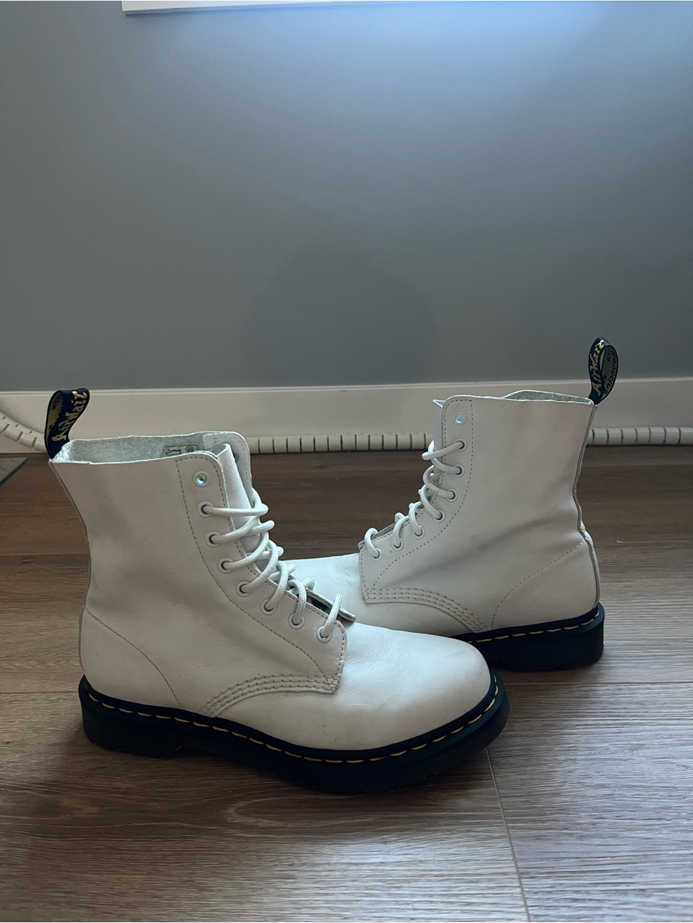 White Doc Martens 1460 Pascal
Leather Boots (US 9 / EU 41)
